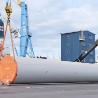 Vsako “deblo” vetrnice sestavlja šest takšnih stolpov.