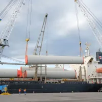 Pri razkladanju sta potrebni dve orjaški dvigali.