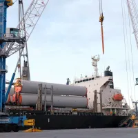 Po elisah iz Luke potujejo še stolpi za vetrnice