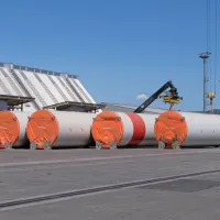 Po elisah iz Luke potujejo še stolpi za vetrnice