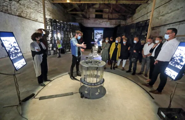 Kurator Marko Vivoda je pod streho skladišča  Libertas zbral dvanajst intermedijskih instalacij, ki naslavljajo podnebno krizo.   