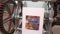 Memi na starih strojih, kot je ta, ko je Idrijčan vprašan, ali so imeli v družini duševne bolezni, in odgovori: 
“Muj stric je idu kislu  zile brez acvirkavce.”