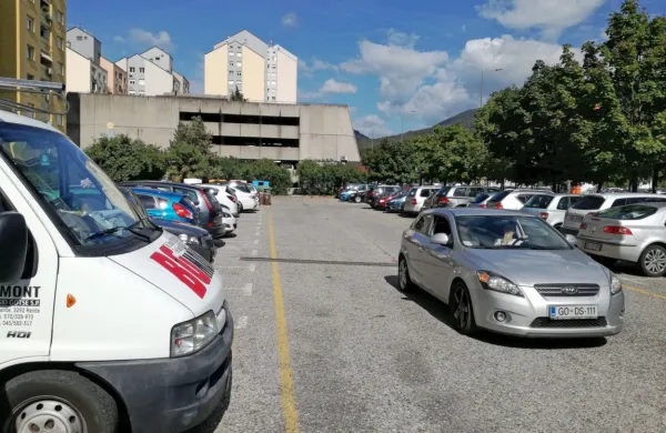 Težave so največje v največjih soseskah v mestu. Na Gradnikovi bi 
marsikaj rešila boljša izkoriščenost parkirnih hiš.