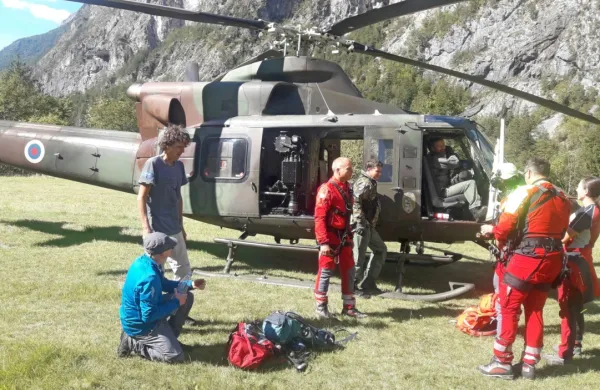 Nemška pohodnika (levo) je včeraj zgodaj popoldne v dolino 
Trente s helikopterjem prepeljala reševalna posadka s pripadniki 
GRS Bovec na krovu.