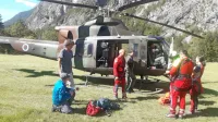 Nemška pohodnika (levo) je včeraj zgodaj popoldne v dolino 
Trente s helikopterjem prepeljala reševalna posadka s pripadniki 
GRS Bovec na krovu.