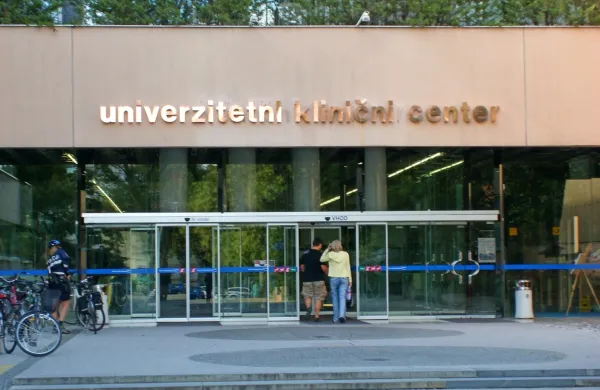 Na nevrološki kliniki ljubljanskega UKC so danes zjutraj uradno 
potrdili smrt 20-letne bolnice, pri kateri sumijo na zaplet po 
cepljenju s cepivom Janssen.