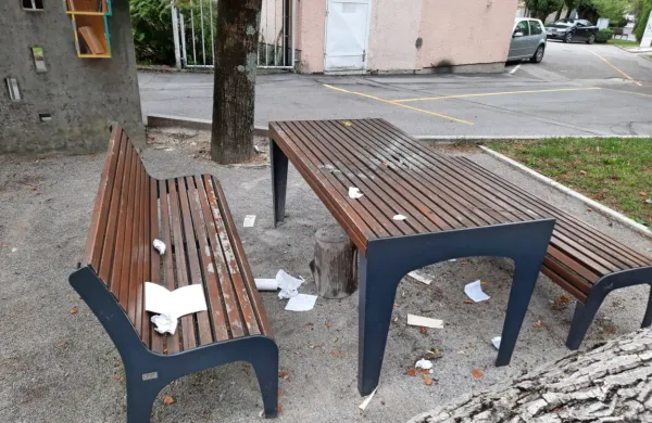 Neznanci so vse knjige iz knjigobežnice ob ajdovski knjižnici (v 
ozadnju na zidu)   raztrgali in jih nato zažgali na bližnji mizi ob 
Hublju.
