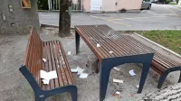 Neznanci so vse knjige iz knjigobežnice ob ajdovski knjižnici (v 
ozadnju na zidu)   raztrgali in jih nato zažgali na bližnji mizi ob 
Hublju.