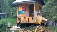 V noči na torek je medved v dveh predelih  na robu Idrije uničil dva čebelnjaka in pojedel med iz razbitih 
panjev. 