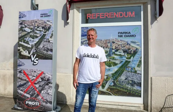 Boris Popovič pred prostori nekdanje trgovine Dota, v kateri civilna iniciativa Parka ne damo in stranka 
Koper je naš sporočata ljudem, da morajo na referendumu nasprotovati uveljavitvi občinskega odloka.   