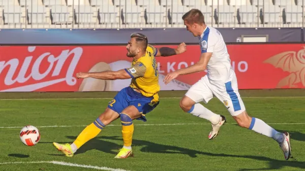 Maks Barišić (pri žogi) je s svojim šestim zadetkov v sezoni  načel mrežo Domžal.  