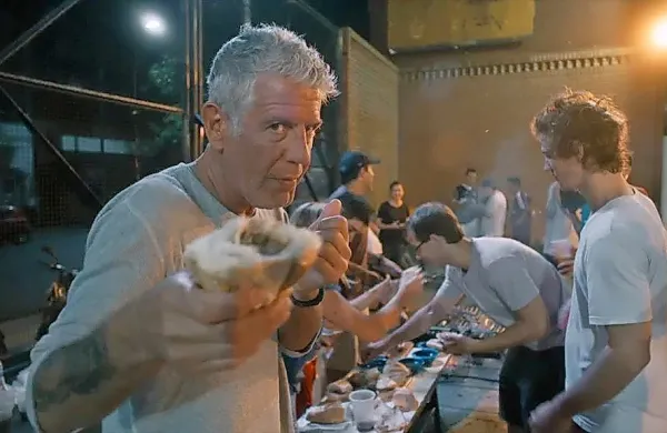 Anthony Bourdain je postavil nove (nad)standarde za popotniške, 
kulinarične oddaje, v katerih imajo osrednjo vlogo navadni ljudje, 
prednost pa je imela tradicionalna in tudi ulična hrana pred visoko 
kulinariko.
