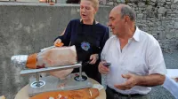 Dr. Stanislav Renčelj že pol stoletja spremlja razvoj pršutov, z veseljem pokuša tudi lepo zorjen pršut Oštirjeve domačije iz Vogelj.

