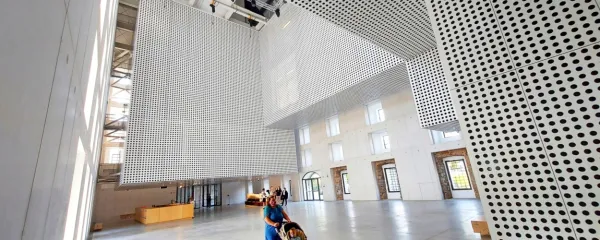 Notranjost stare stavbe so povsem izpraznili, zdaj velikanski osrednji prostor obdajajo prostori, ki visijo s stropa. Skupna površina Cukrarne je 5600 kvadratnih metrov.  