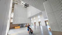 Notranjost stare stavbe so povsem izpraznili, zdaj velikanski osrednji prostor obdajajo prostori, ki visijo s stropa. Skupna površina Cukrarne je 5600 kvadratnih metrov.  