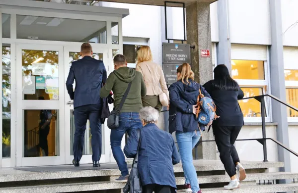 Danes so svojci pokojnega delavca iz Kanala sklenili sodno 
poravnavo s šempetrsko bolnišnico, zavarovalnico Triglav ter 
družbama Kolektor Koling in Elita I. B. 