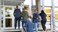 Danes so svojci pokojnega delavca iz Kanala sklenili sodno 
poravnavo s šempetrsko bolnišnico, zavarovalnico Triglav ter 
družbama Kolektor Koling in Elita I. B. 