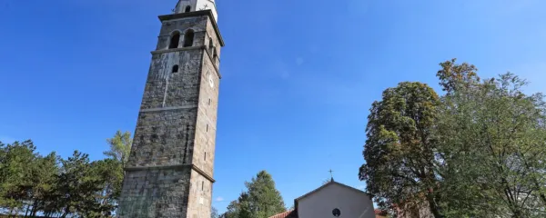 Zvonik v Hrvojih, ki so ga postavili od izkupička trgovanja s 
fižolom, so po poškodbah od strele pred leti obnovili.