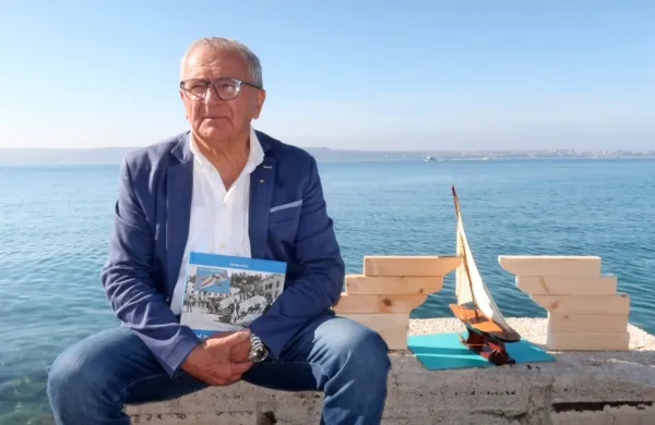 Gorazd Humar s svojo novo  knjigo ob maketi piranskega dvižnega mostu 