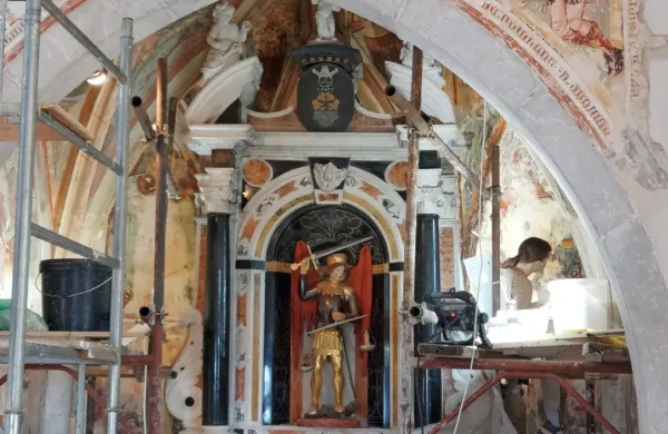 Restavratorji bodo v prvi fazi obnove očistili in utrdili freske na 
steni prezbiterija. 