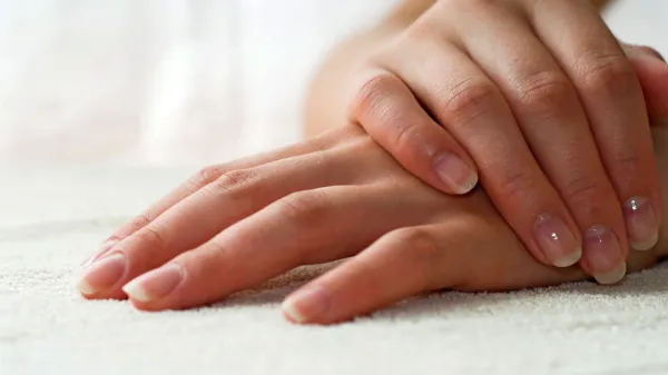  Negovane roke in urejeni nohti so odraz posameznikovega odnosa 
do življenja, higienskih navad in estetike.