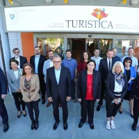 Rektorica Univerze na Primorskem dr. Klavdija Kutnar (druga z 
leve), istrski župani in podžupanje, dekani in dekanje so slavnostno pozdravili novo študijsko leto. 