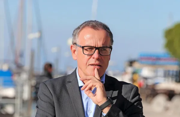 Izolski župan Danilo  Markočič čaka na pravna mnenja,  koprski župan Aleš Bržan pa je ob pobudi za referendum (za običajen občinski akt, ne OPN) sam sprožil  postopek.