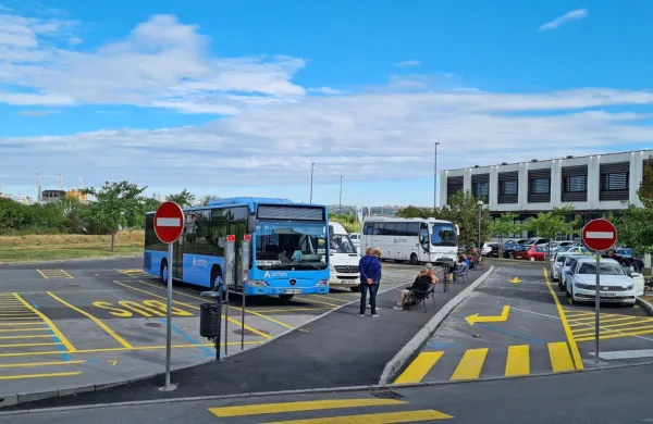 Šele po našem poizvedovanju so na lokacijo začasne avtobusne 
postaje namestili nekaj klopi, da čakajočim ni več treba sedeti na 
kamnitih stopnicah bližnjega objekta. 