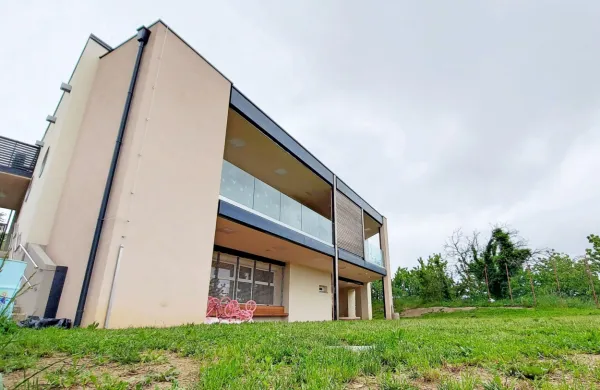 Prostori vrtca v Kojskem, kjer je občina pred tremi leti  dozidala 
energetsko varčno stavbo, so zaradi vse večjega števila vpisanih 
otrok že pretesni.