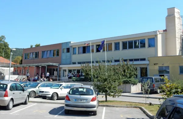 Sežanska osnovna šola bo z novim odlokom končno dobila  delujoči svet zavoda in z njim potrjen letni delovni načrt, nadstandardni program in 
vse za normalno delovanje šole. 