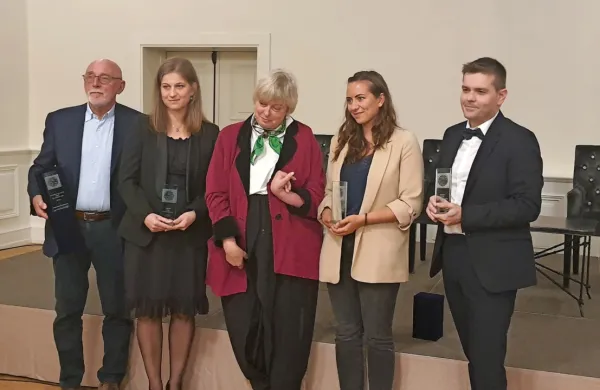 Prejemniki nagrad za novinarsko delo o manjšinah (z leve): Paulo 
Rumiz, Katharine Brunner, Emese Ibosova in Abel Gallardo Soto, v 
sredini pa  Walburga Habsburg Douglas. 

