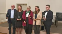 Prejemniki nagrad za novinarsko delo o manjšinah (z leve): Paulo 
Rumiz, Katharine Brunner, Emese Ibosova in Abel Gallardo Soto, v 
sredini pa  Walburga Habsburg Douglas. 


