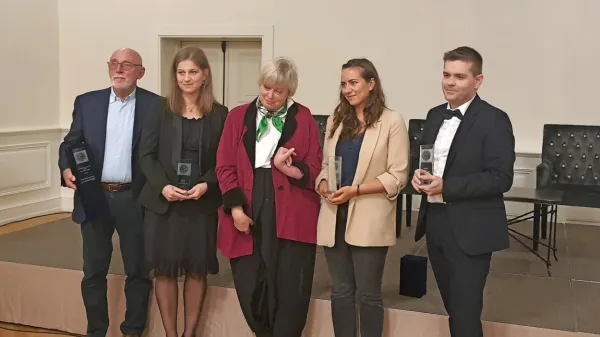 Prejemniki nagrad za novinarsko delo o manjšinah (z leve): Paulo 
Rumiz, Katharine Brunner, Emese Ibosova in Abel Gallardo Soto, v 
sredini pa  Walburga Habsburg Douglas. 

