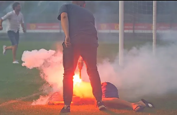 Dvainštiridesetletnika  je eden od napadalcev   s petardo   žgal po  levi 
strani trupa, pred in po tem so po njem padali udarci, brcali so ga, 
ko je obležal na travi.