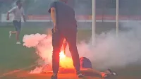 Dvainštiridesetletnika  je eden od napadalcev   s petardo   žgal po  levi 
strani trupa, pred in po tem so po njem padali udarci, brcali so ga, 
ko je obležal na travi.
