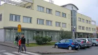 Zdravstveni dom, ki  deluje na naslovu Ulica Oktobrske revolucije 
11 že 20 let, naj bi prihodnje leto tam, kjer sta terasi,   nadzidali.   