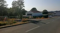 Zaenkrat je na poti, ki bo v kratkem Ulica Cirila Zlobca, makadam.  