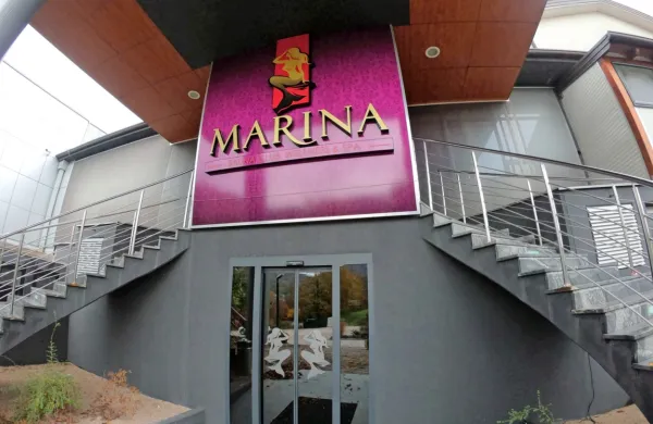Ženske so morale za vstop  v  klub Marina plačati 70 evrov 
vstopnine,  moški pa  od 60 do 85 evrov, odvisno  od dneva. 