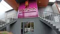 Ženske so morale za vstop  v  klub Marina plačati 70 evrov 
vstopnine,  moški pa  od 60 do 85 evrov, odvisno  od dneva. 