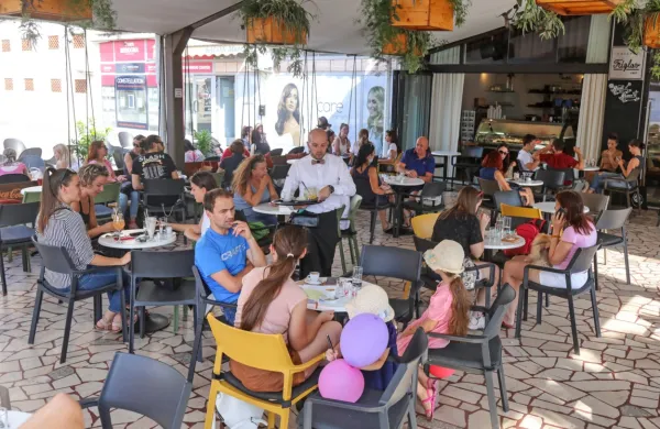 Sistemski razlogi za slabo kadrovsko stanje v gostinstvu segajo od 
premalo dodelanega šolanja do težkih pogojev dela.