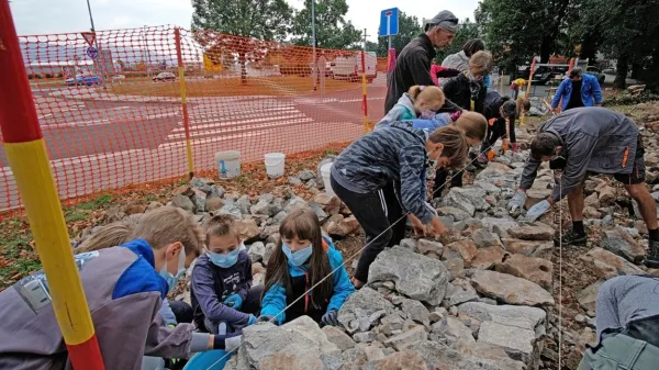  Mali zidarji so se delu posvetili na krožišču pri Divači, kjer bodo vozniki lahko občudovali tipični kraški zid. 
