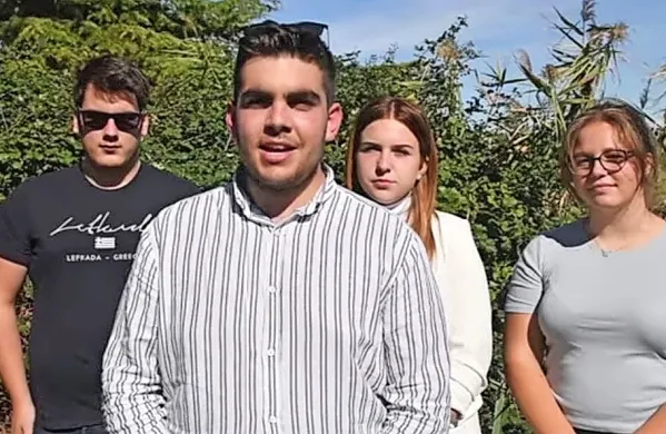 Mark Djurašević (v sredini) in del ekipe Civilne iniciative mladiZAstanovanja se bojijo, da bodo mladi postali generacija brez 
doma.