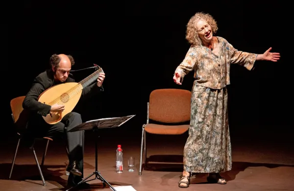 S skladbami angleškega renesančnega trubadurja Johna Dowlanda in njegovega sodobnika Johna Danyela  
sta  zelo pozorno občinstvo navdušila  angleška sopranistka Dame  Emma Kirkby in lutnjist  Bor Zuljan.