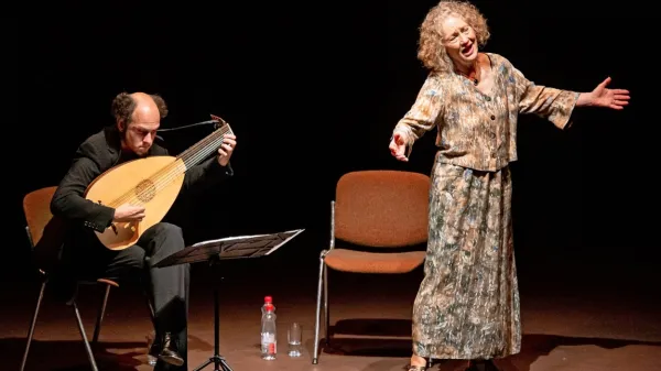 S skladbami angleškega renesančnega trubadurja Johna Dowlanda in njegovega sodobnika Johna Danyela  
sta  zelo pozorno občinstvo navdušila  angleška sopranistka Dame  Emma Kirkby in lutnjist  Bor Zuljan.