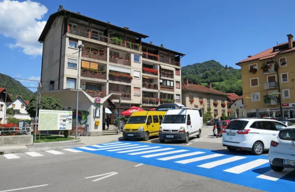 Če bo uspela selitev avtobusne postaje na obrobje Cerknega, bo 
središče kraja dobilo bolj družabno podobo. Krajani so povabljeni, 
naj z anketo povedo, kakšno ureditev središča si želijo.