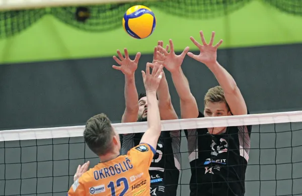 Lanski moški finale je bil primorsko obarvan. Lovorike se je v 
dresu Calcita veselil Izolan Mitja Gasparini (levo v bloku), Kanalec 
Jure Okroglič (v napadu) pa je z ACH Volleyjem osvojil srebro.