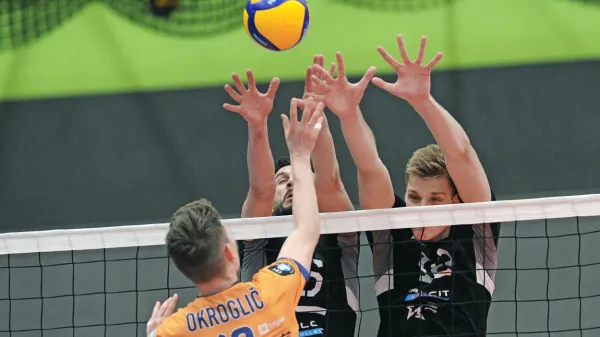Lanski moški finale je bil primorsko obarvan. Lovorike se je v 
dresu Calcita veselil Izolan Mitja Gasparini (levo v bloku), Kanalec 
Jure Okroglič (v napadu) pa je z ACH Volleyjem osvojil srebro.