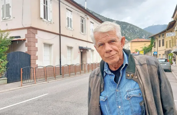 Ivo Barišič pred Čadeževo hišo v Solkanu, v kateri je  Primorsko 
dramsko gledališče domovalo do selitve v novo stavbo leta 
1994. 