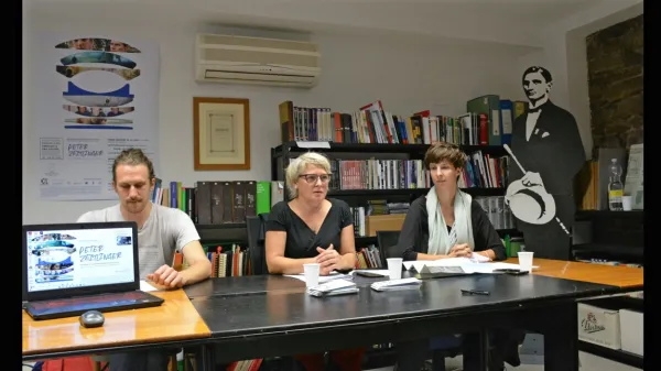  Poklon viziji in Prve polete so predstavili (z leve) Aljaž Šrlep,  Mateja Zorn in Sandra Jovanovska.  