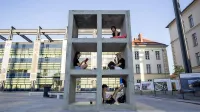 Spomenik stanovanjski krizi,  postavljen v Ljubljani, je nastal v 
sodelovanju  Inštituta za študije stanovanj in prostora, Aksiome - 
zavoda za sodobne umetnosti Ljubljana ter umetniškega kolektiva 
Kvadratni meter, ki je avtor spomenika. 